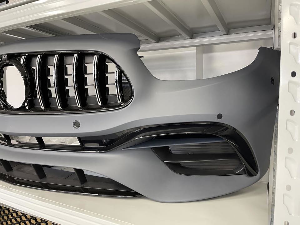 2021–2023 MERCEDES-BENZ E-CLASS (W213) FRONT BUMPER ASSEMBLY E63 AMG STYLING WITH PARKING SENSOR HOLES & FRONT GRILLE CHROMED / GLOSS BLACK - Image 4